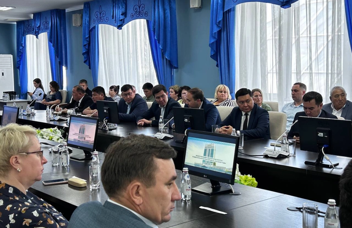 Мониторлардағы презентацияларды қарайтын іскерлік конференциядағы адамдар. - МЭКС