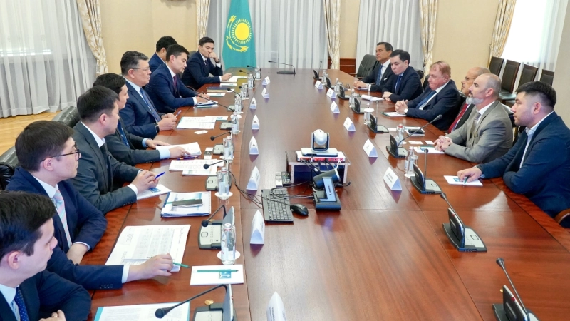 Вице-премьер Қанат Бозымбаев Ashtrom компаниясының өкілдерімен кездесу өткізді