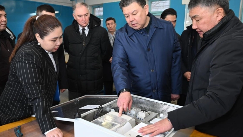 Қанат Бозымбаев Алматыдағы есептеу аспаптарын шығаратын кәсіпорындарға барды