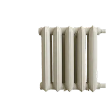 Современный радиатор отопления в уютной комнате.