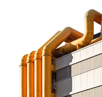 Промышленные трубы и инфраструктура современного завода.