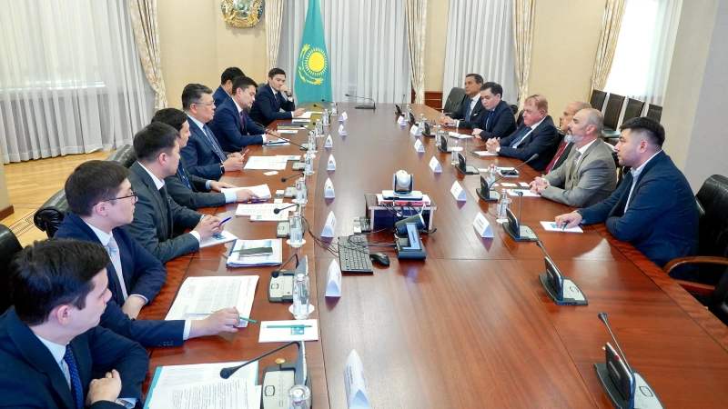 Вице-премьер Канат Бозумбаев провел встречу с представителями компании Ashtrom