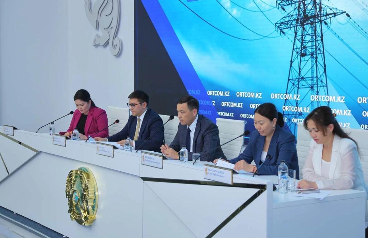 Five people seated at a table during a press conference. - МЭКС