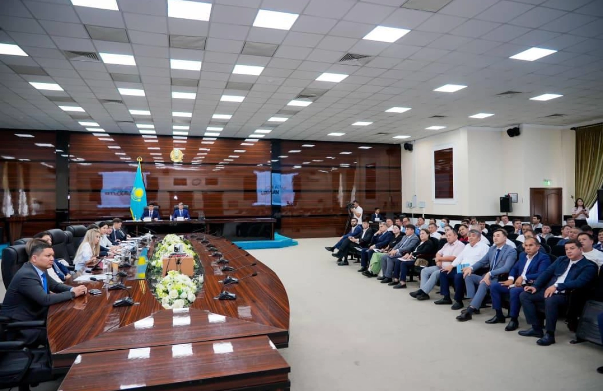 A large group of people attending a meeting in a conference room. - МЭКС