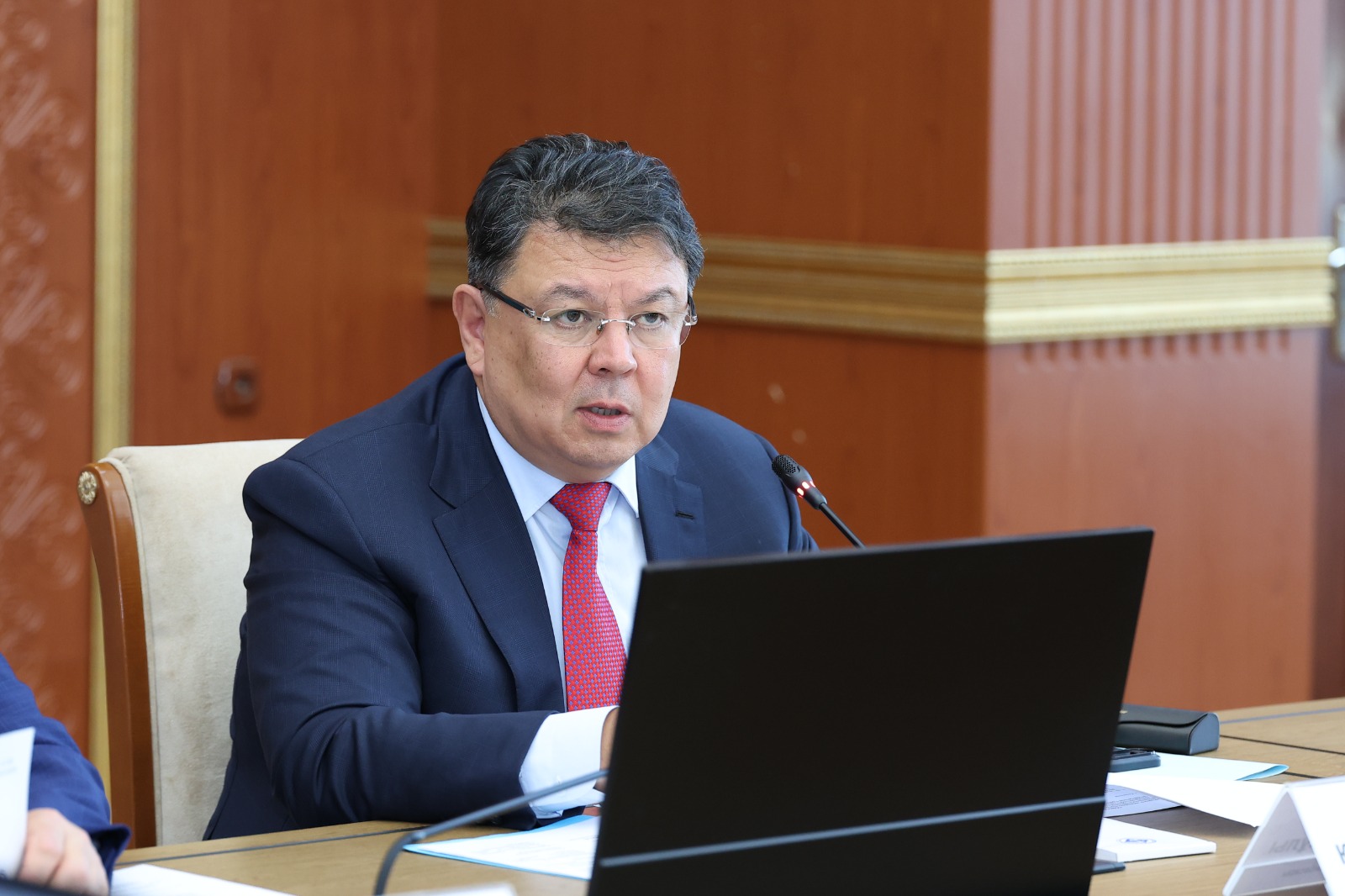 Қанат Бозымбаев өңірлерге ЭКСЖ жобаларын тездетуді және ресурстарды цифрлық есепке алу форматына көшуді тапсырды